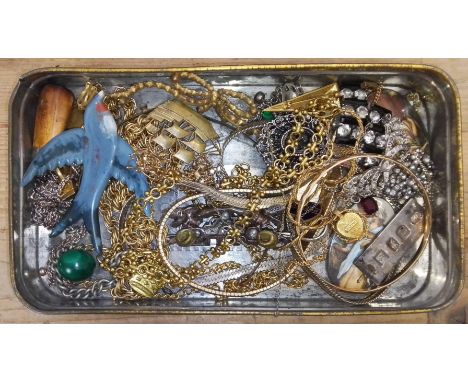 A tin of assorted mainly vintage jewellery including hallmarked silver and yellow metal etc.  