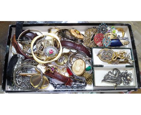 A tray of assorted vintage and later costume jewellery.  