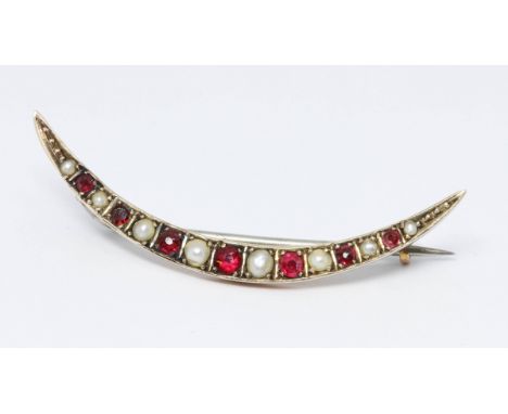 An Edwardian 9ct gold paste and split pearl crescent brooch, sponsor 'NBs', Birmingham 1904, length 39mm, gross weight 1.6g. 
