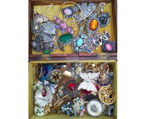 A wooden box containing mainly vintage costume brooches etc.