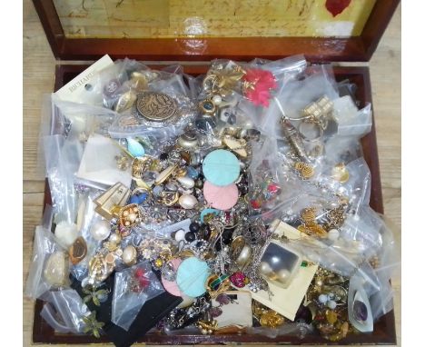 A quantity of assorted vintage costume jewellery.  