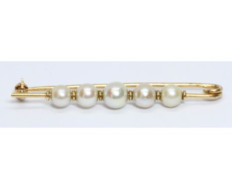 A cultured pearl bar brooch, marked '750', length 50mm, gross weight 3.6g.  