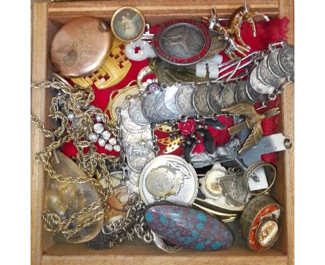 A wooden box of assorted antique and vintage jewellery including yellow metal, a Ruskin type cabochon brooch etc. etc.  