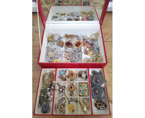 A red lizard skin effect jewellery box and contents including vintage brooches, a novelty pendant modelled as a vintage camer