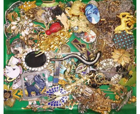 A box of assorted mainly vintage costume brooches.  