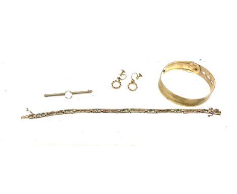 Selection 9ct jewellery to include opal bar brooch, 9ct gold front and back bangle, overall weight excluding bangle is 10.2g