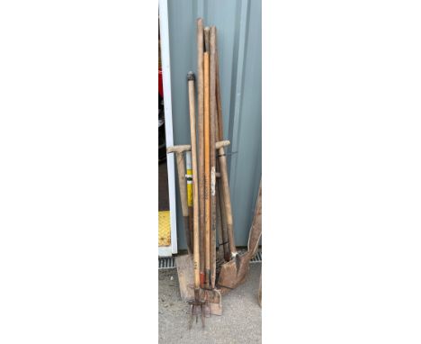Selection of vintage and later garden tools 