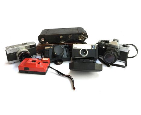 A small box of vintage cameras to include Kodak Instamatic 33; Praktica MTL5; Ricoh supershot 24; Halina etc 