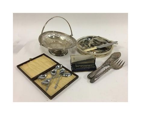 A small mixed lot of plated items, to include a quantity of flatware, swing handled basket, decanter labels, white metal pin 