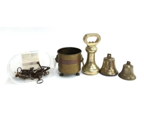 A mixed lot to include 7lb brass weight; several brass bells; small brass planter; and a quantity of keys 