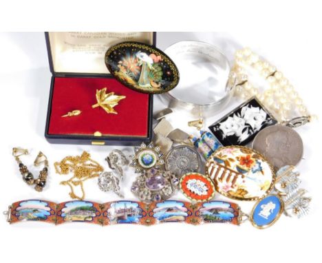 A quantity of modern costume jewellery, to include a etched and engraved silver bangle, a pair of silver cuff links, a Wedgwo