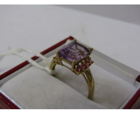 9CT YELLOW GOLD AMETHYST DRESS RING, size O/P 