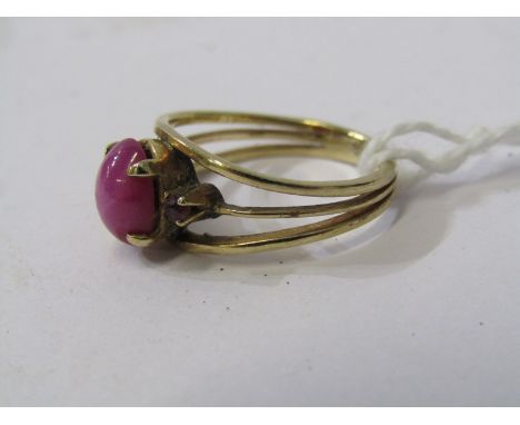GOLD STAR RUBY RING, unusual 3 band shank set with oval star ruby, with a small accent ruby to each shoulder , size J/K