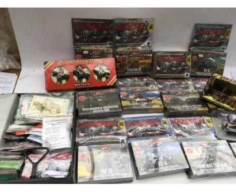 A collection of boxed and bagged HO, 1:72 scale figures including, Wrzesien, Britains and many small packet kits