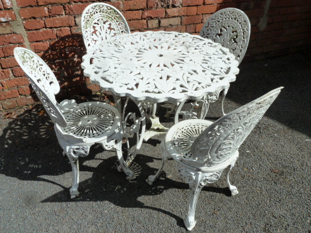 Cast metal ornate Victorian style garden table & 4 chairs