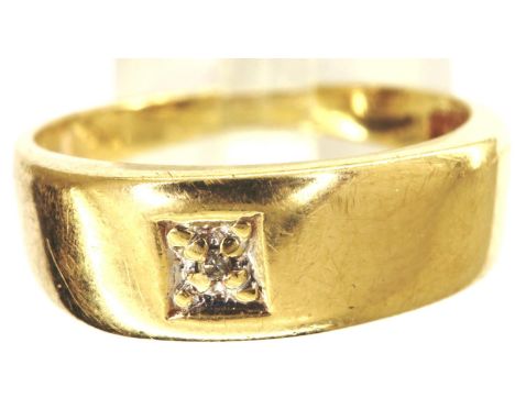 Gents 9ct gold ring set with a diamond, size Q, 2.7g. P&amp;P Group 1 (£14+VAT for the first lot and £1+VAT for subsequent lo