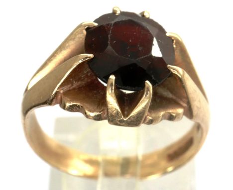 9ct gold ring set with a garnet, size Q/R, 4.8g. P&amp;P Group 1 (£14+VAT for the first lot and £1+VAT for subsequent lots) 