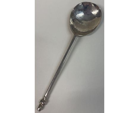 A 17th Century Maidenhead silver spoon. Possibly Barnstable? Makers mark in bowl. By IP. Approx. 28 grams. Est. £1000 - £1500