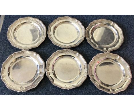 A set of six Victorian silver dinner plates with central armorials. London 1892. By Robert Garrard. Approx. 3720 grams. Est. 