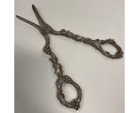 A fine pair of George III silver grape scissors with shell design. London 1808. Approx. grams. Est. £180 - £220.