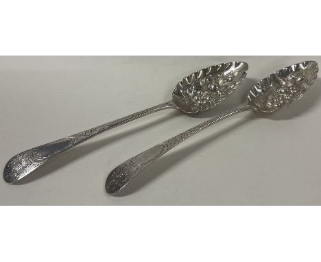 PETER &amp; ANN BATEMAN: A fine pair of 18th Century silver dessert berry spoons. London 1798. Approx. 126 grams. Est. £120 -