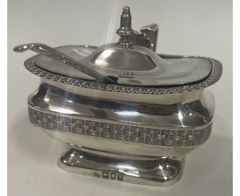 A fine Edwardian silver and glass mustard pot in Georgian style. London 1904. By Edward Dimes. Approx. 282 grams. Est. £120 -