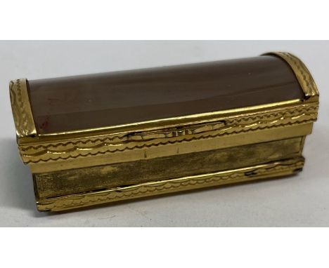 An early 19th Century silver gilt metal and agate snuff box. Approx. 48 grams. Est. £80 - £100.