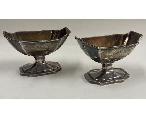 A good pair of Georgian silver salts with gilt decoration. London. By Robert Hennel. Approx. 173 grams. Est. £100 - £150.