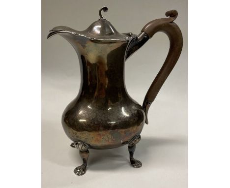 An Edwardian silver hot water jug. Birmingham. Approx. 219 grams. Est. £50 - £80.