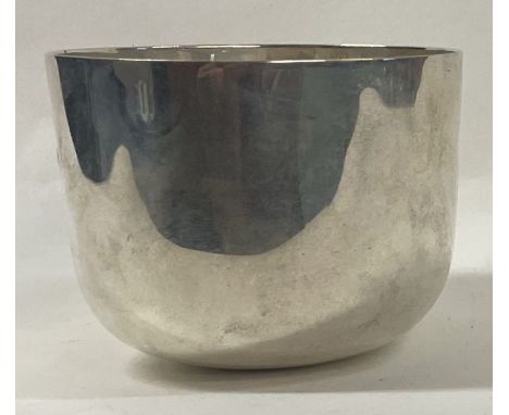 A heavy Victorian silver tumbler cup. London 1877. By Gilliam of London. Approx. 136 grams. Est. £300 - £500.