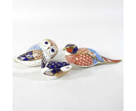 A Royal Crown Derby Imari model of an owl, 13cm long, together with a Derby wren and a Derby pheasant (3)