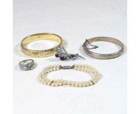 A gold plated bangle, of hinged design, together with a silver bangle and costume jewellery (5)