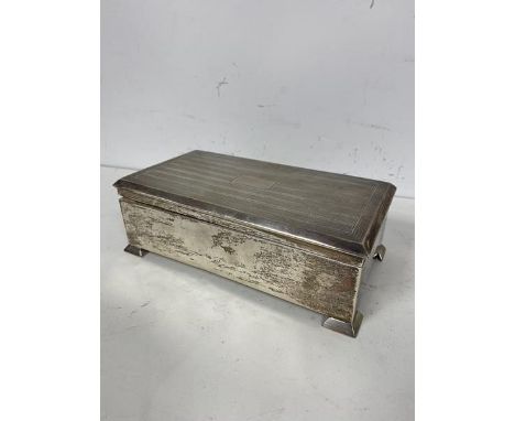 A 1930s/40s Chester silver cigarette box with engine turned hinged top, divided wooden interior, on angular supports (433g) (