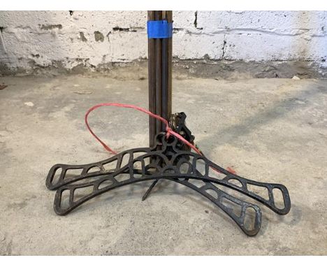 A Vintage rise and fall clothes pulley, the cast metal ends with four pine slats, L279cm