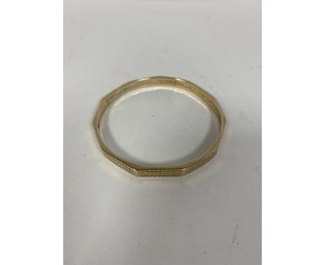 A mid 19thc 9ct gold bangle with Greek key decoration (7cm) (17.14g)