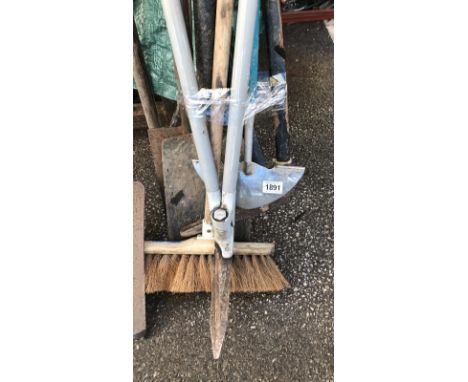 A quantity of garden tools, COLLECT ONLY.