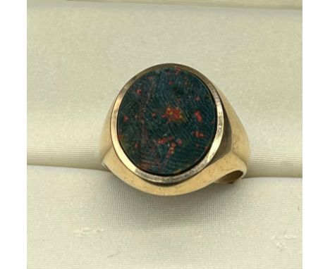 9ct yellow gold and bloodstone signet ring. [Ring size P] [7.26Grams] 