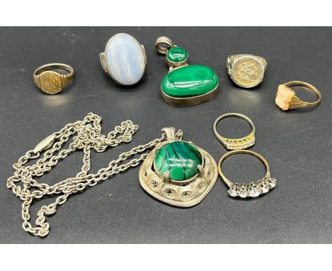 A Selection of jewellery to include Silver and Malachite pendant, 9ct gold and cameo craved ring, 925 silver and agate ring, 