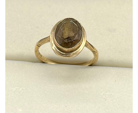 9ct yellow gold ring set with a smokey quartz stone. [Ring size O] [2.82grams] 