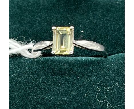 10ct white gold ladies ring set with an emerald cut pale green topaz stone. [Ring size P] [1.89Grams] 