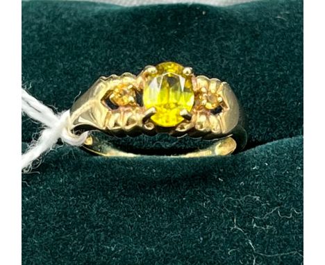 9ct yellow gold ladies ring set with a green stone off set by single smokey quartz shoulders. [Ring size N] [2.88Grams] 