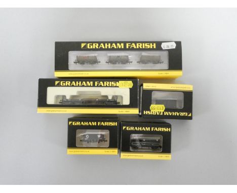 Graham Farish. Group of N gauge rolling stock carriages to include 30 Ton Bogie Bolster Wagon 373-927, 7 Plank End Door Wagon