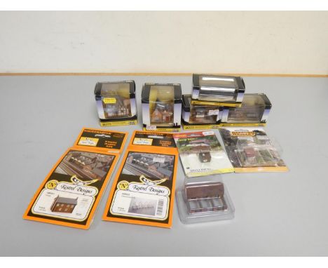 Group of N scale model railway buildings and scenery to include five Graham Farish examples including Thatched Cottage 42-001
