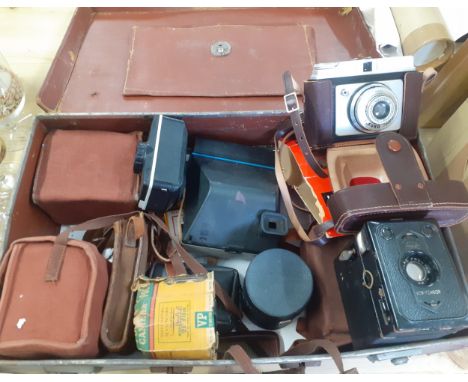 A quantity of vintage cameras to include box Brownies and an Ilford Sporti, all housed in a small vintage suitcase. Location: