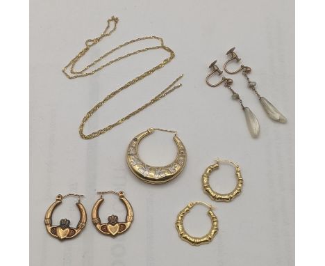 Mixed 9ct gold and yellow metal to include two pairs of 9ct gold hoop earrings and a pair of screw back earrings, together wi