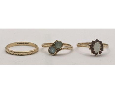 Three 9ct gold rings to include a wedding band, cluster ring set with garnets and an opal A/F and one other, total weight 5.1