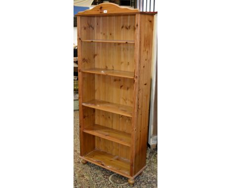 A contemporary pine five shelf bookcase. 182cm high x 77cm wide x 29.5cm deep.