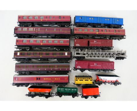 Hornby - Dapol - Airfix - Triang - A mixed collection of unboxed OO gauge passenger and freight rolling stock. Lot includes D