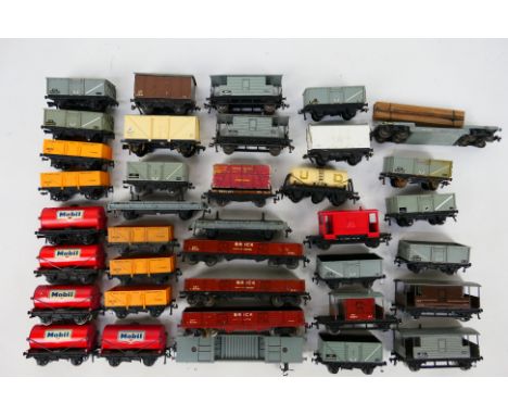 Hornby Dublo - An unboxed group of over 30 Hornby Dublo freight rolling stock items. Lot includes Hornby Dublo 50T High Capac