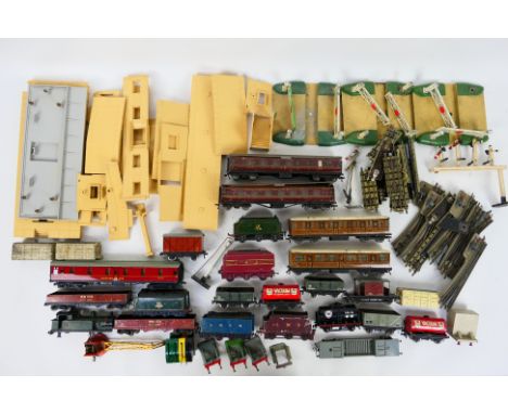 Hornby Dublo - Other - A collection of unboxed mainly Hornby Dublo rolling stock, scenic buildings and accessories. Lot inclu